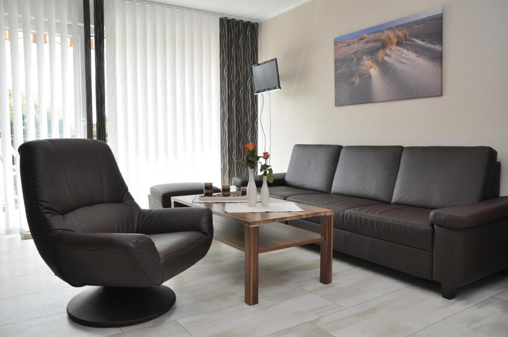 ein Wohnzimmer mit einem Sofa und einem Tisch in der Unterkunft Austernbank in Wangerland