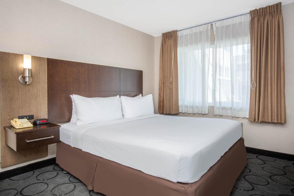 Baymont by Wyndham San Diego Downtown photo