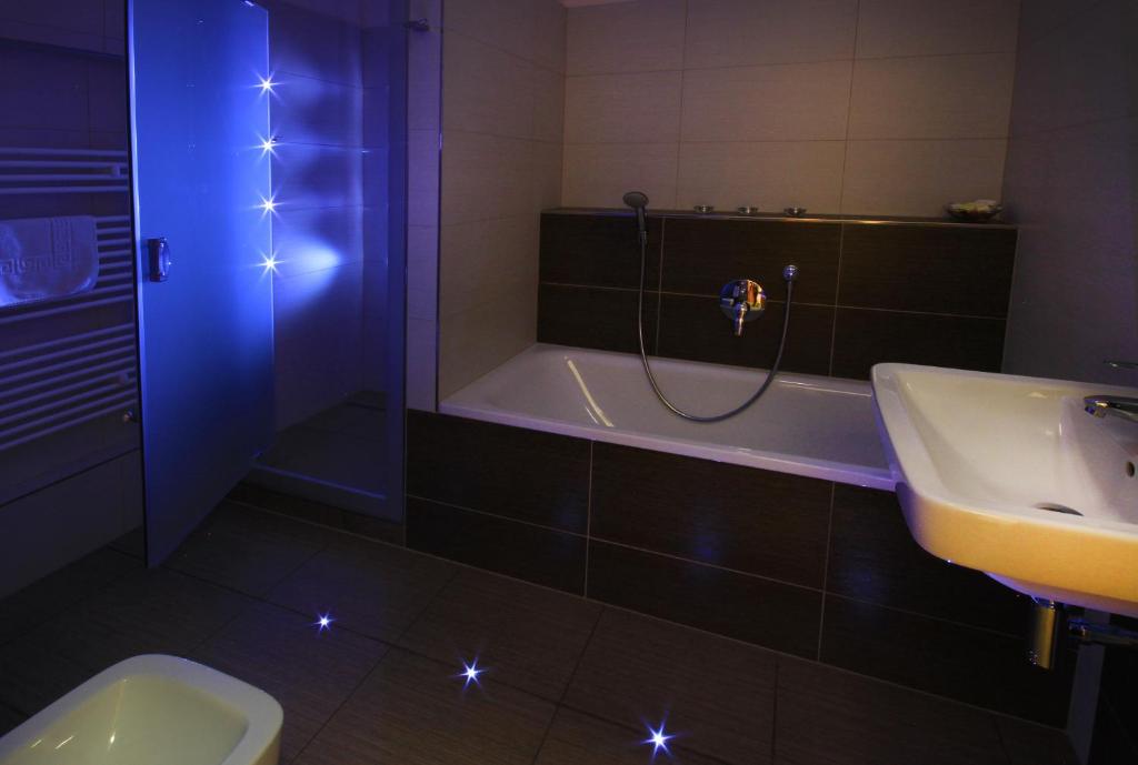 Koupelna v ubytování Hotel Bílý jednorožec
