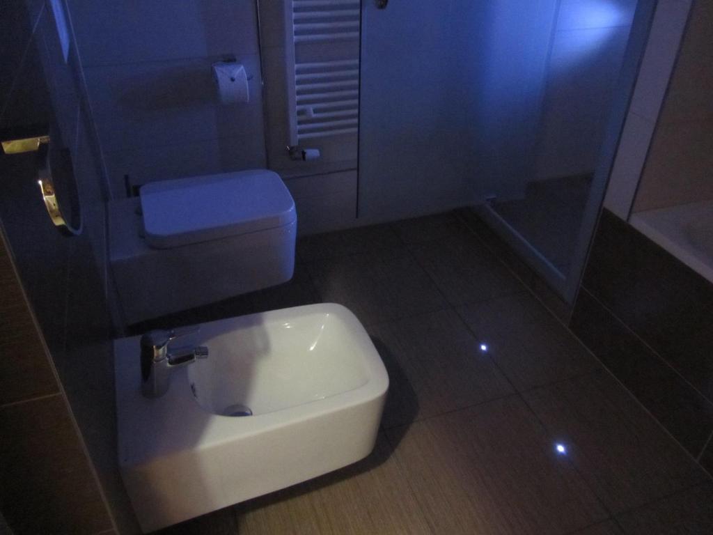 Koupelna v ubytování Hotel Bílý jednorožec