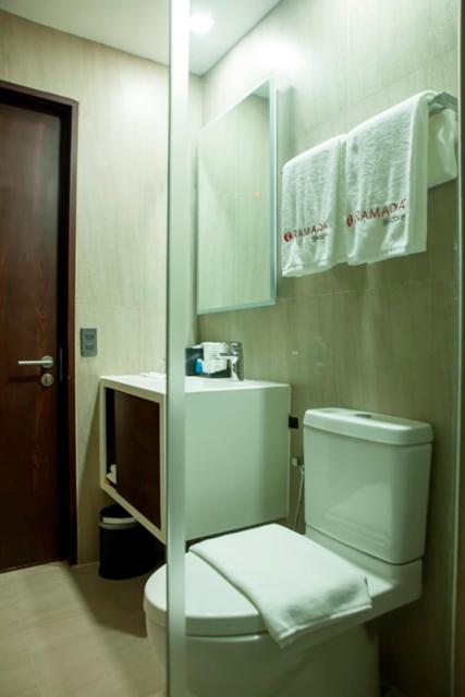 Koupelna v ubytování Ramada Encore by Wyndham Makati