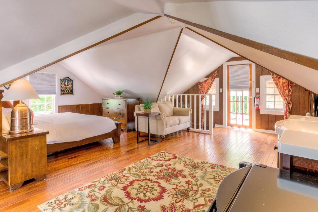 una camera con un letto e una sedia di Key West Harbor Inn - Adults Only a Key West