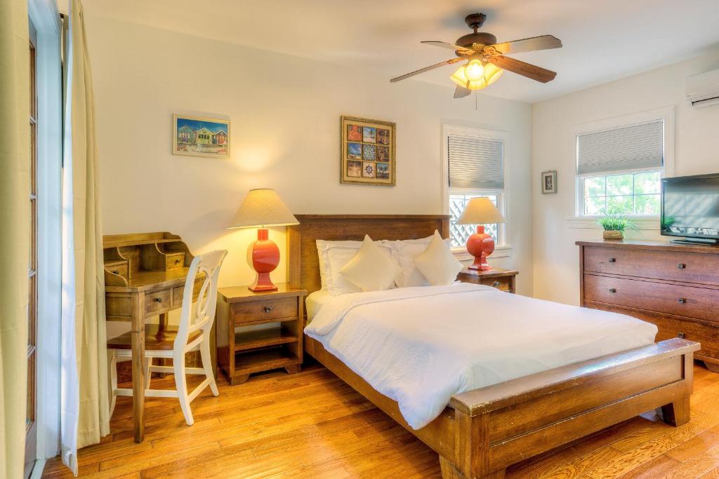 Letto o letti in una camera di Key West Harbor Inn - Adults Only