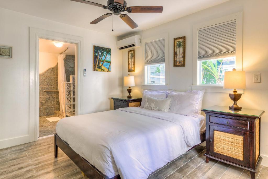 Letto o letti in una camera di Key West Harbor Inn - Adults Only
