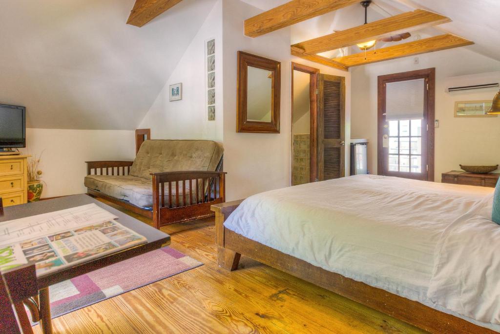 Letto o letti in una camera di Key West Harbor Inn - Adults Only