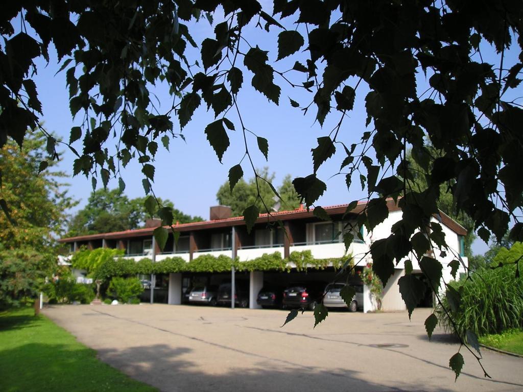 een gebouw met auto's geparkeerd op een parkeerplaats bij Burghotel in Geislingen an der Steige