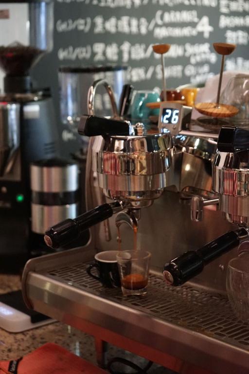 Příslušenství pro přípravu čaje a kávy v ubytování NiHao Café Hotel