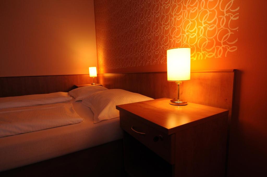 Postel nebo postele na pokoji v ubytování Hotel Bílý jednorožec