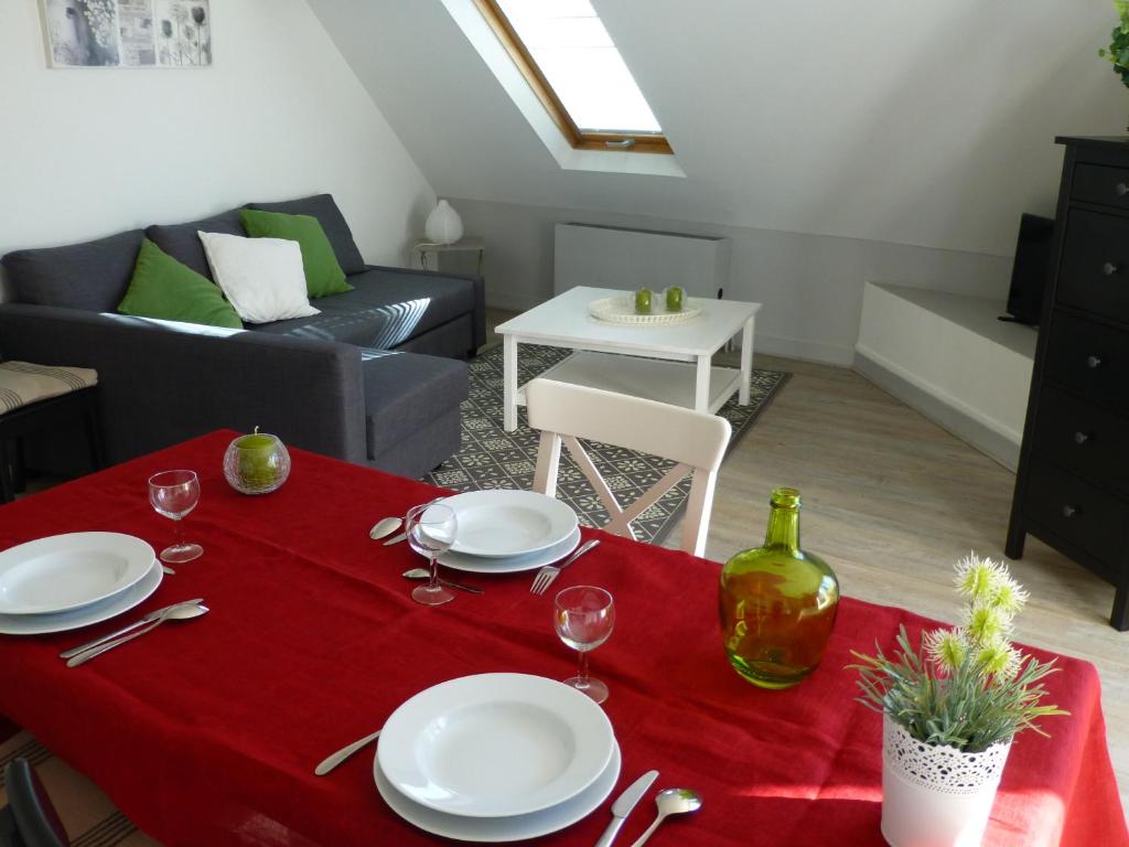 uma sala de estar com uma mesa com uma toalha de mesa vermelha em Les Doctrinaires em Brive-la-Gaillarde