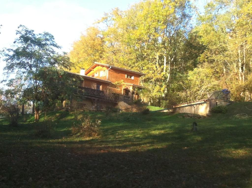 una casa seduta in cima a un rigoglioso campo verde di la clairiere a Sarlat-la-Canéda