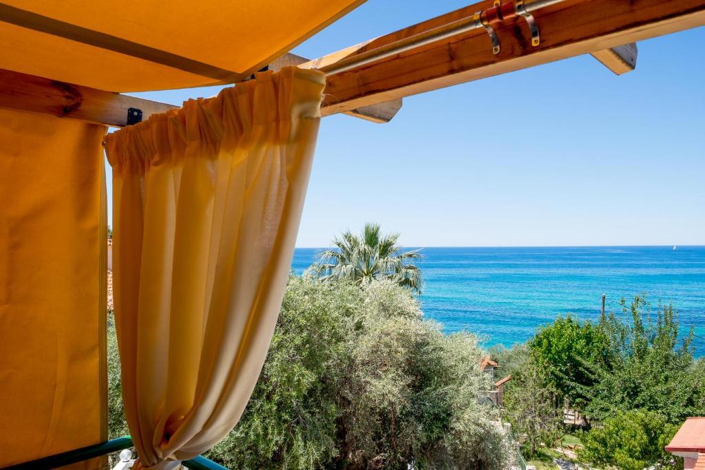 a view of the ocean from a yellow umbrella at Villa Vanda in Ligia