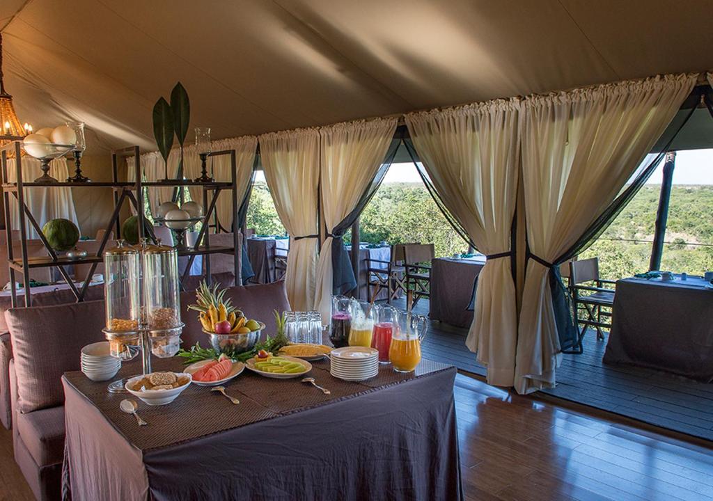 Jídlo v luxury tent nebo okolí