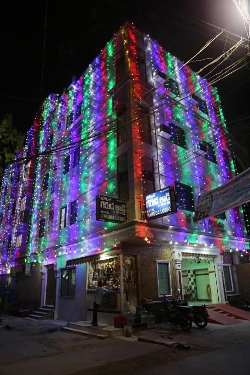 um edifício iluminado com luzes de Natal em Hotel Garuda Guntur em Guntur