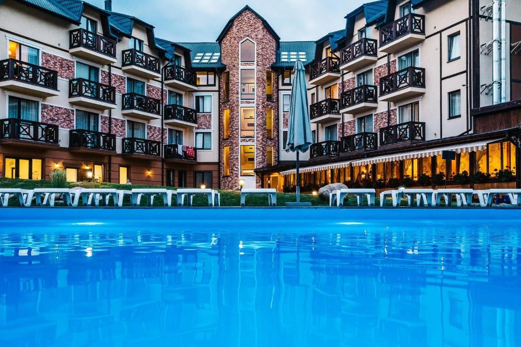 - une piscine au milieu d'un bâtiment dans l'établissement Hotel&Restaurant Premium Club, à Yaremtche