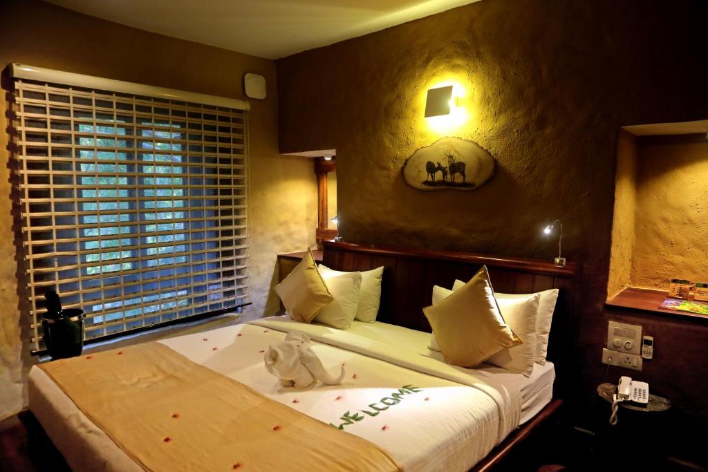 Postel nebo postele na pokoji v ubytování Grand Udawalawe Safari Resort