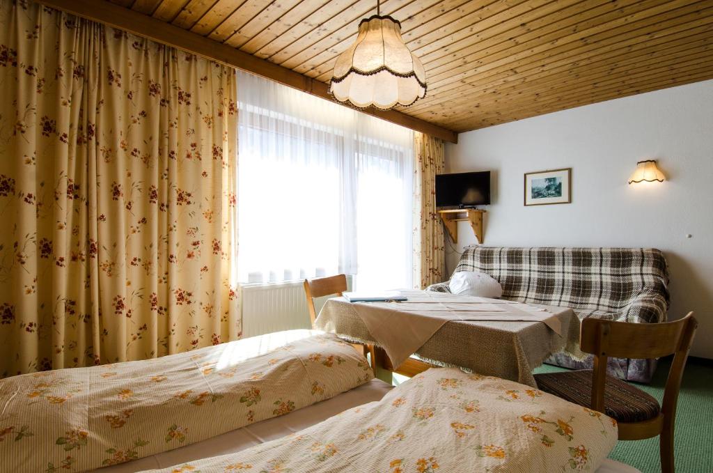 Postel nebo postele na pokoji v ubytování Garni Ferwall inklusive Silvrettacard Premium