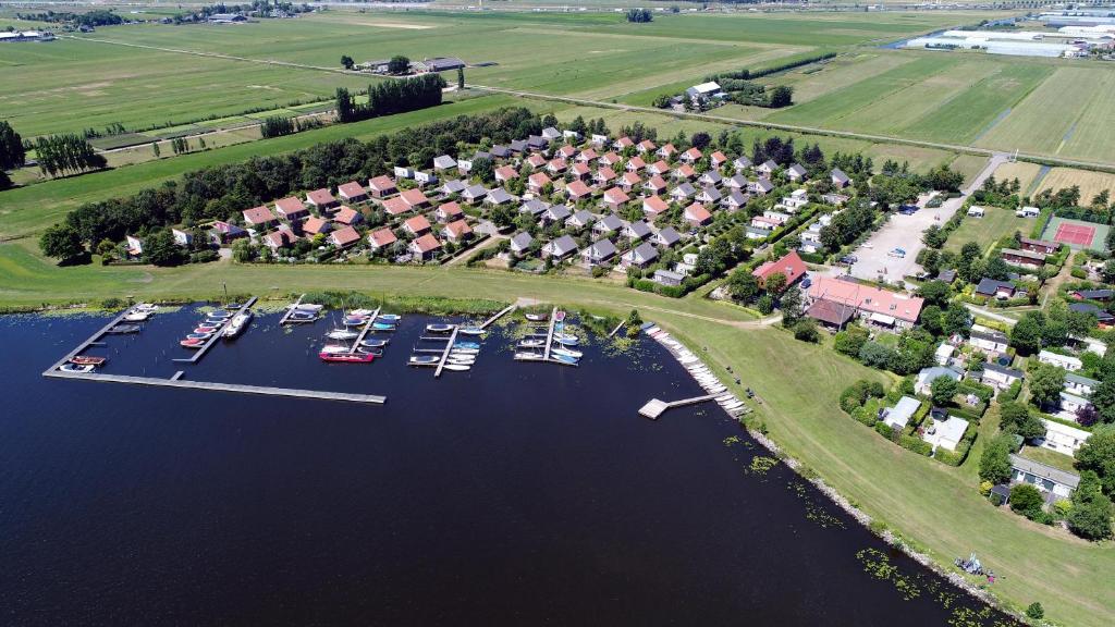 una vista aérea de un puerto deportivo con barcos en el agua en Park Wijde Aa, en Roelofarendsveen