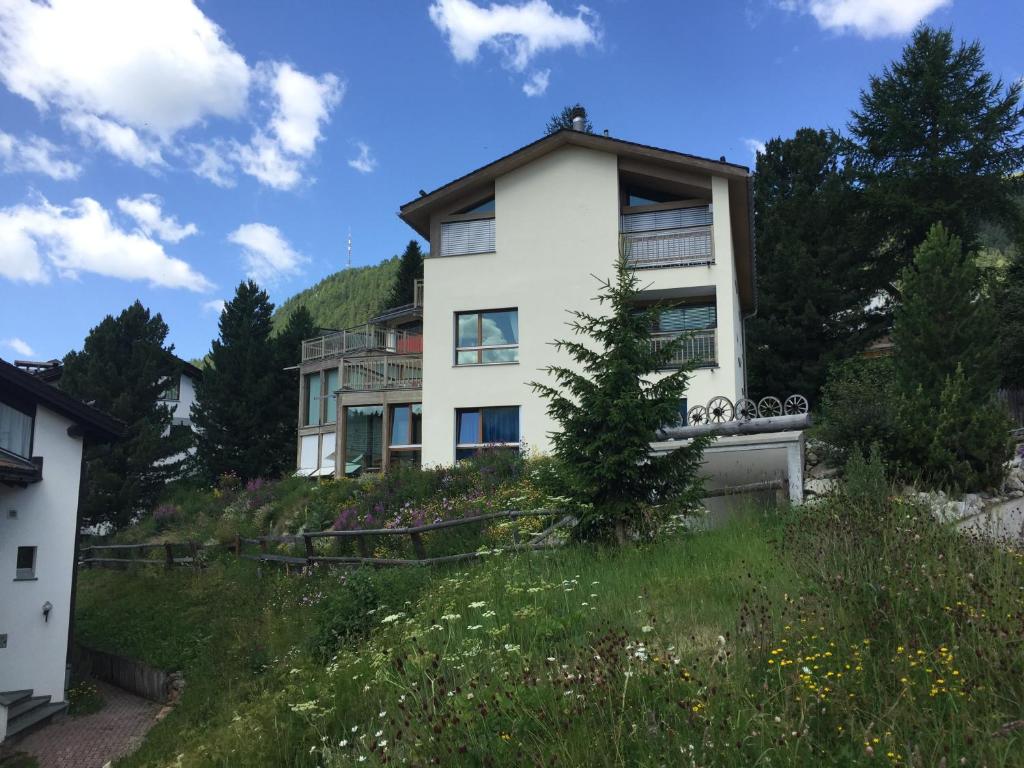 Biały dom na szczycie wzgórza w obiekcie Chesa Guardamunt w mieście Celerina