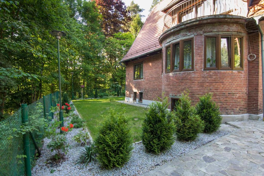 a house with a garden of plants in front of it at Willa Alkor in Drzeńsko