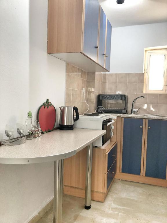 Kuchyň nebo kuchyňský kout v ubytování Renovated apt close to beach Wifi AC