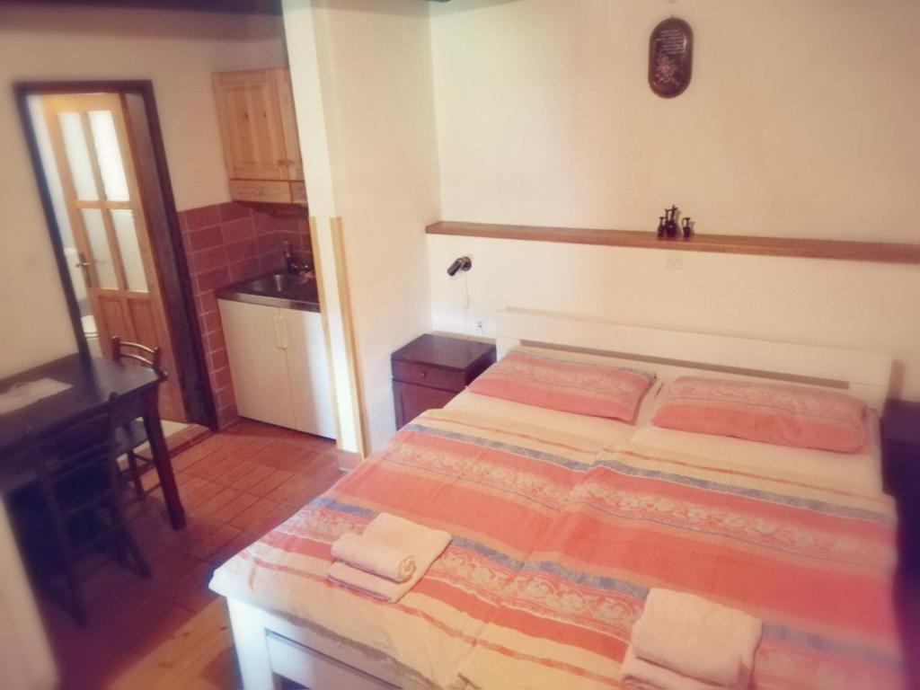 Postel nebo postele na pokoji v ubytování Guest House Turistična kmetija Plaznik