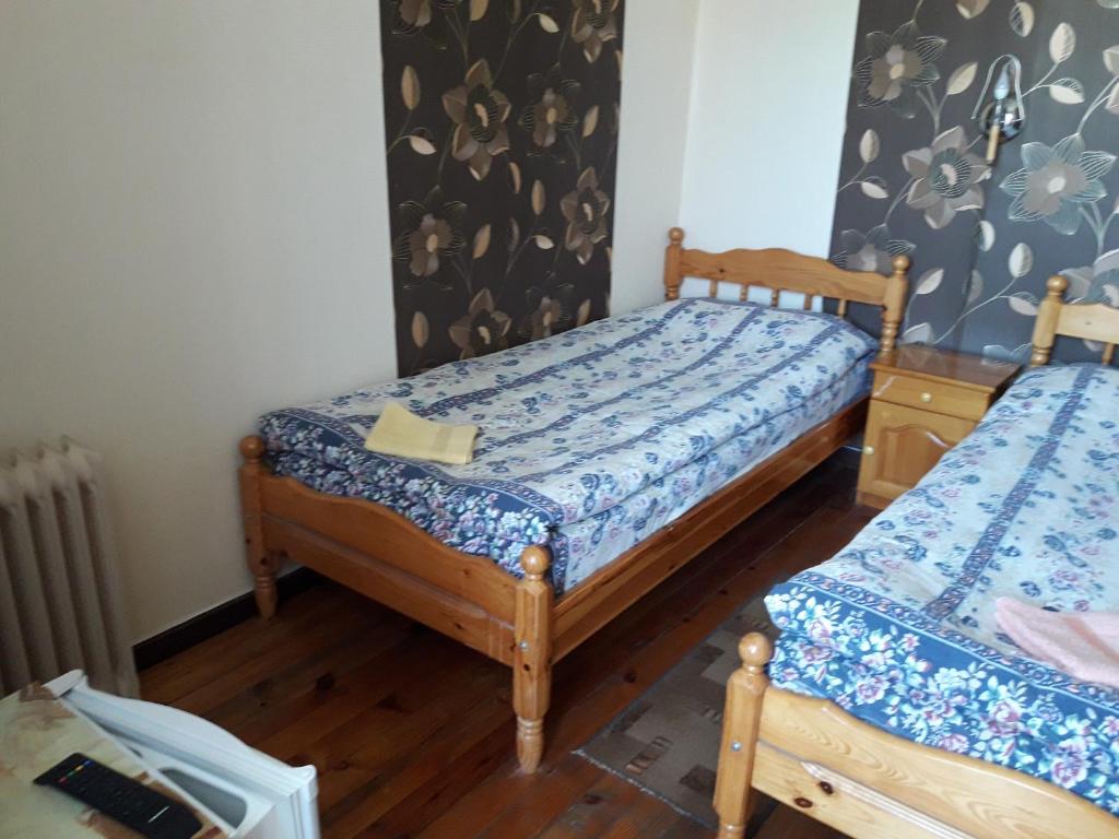 a small bedroom with two beds in it at Proboyski Guest House in Tryavna
