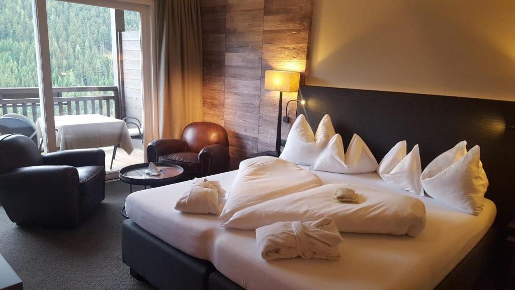 Postel nebo postele na pokoji v ubytování Charme Hotel Friedrich