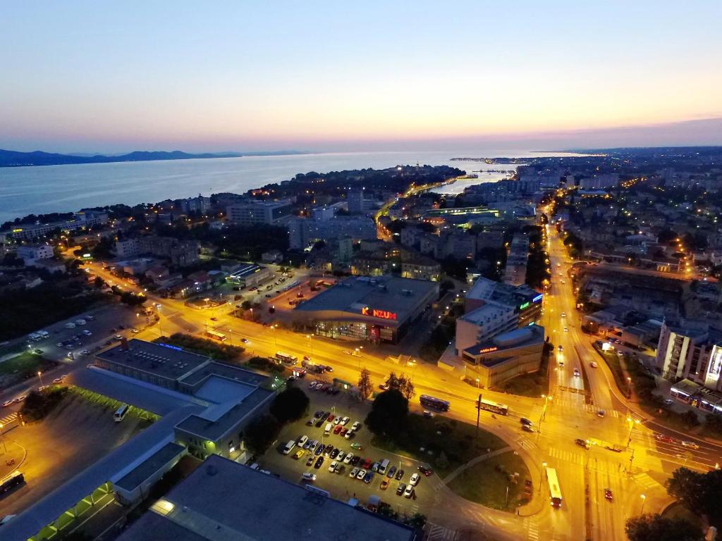 Nespecifikovaný výhled na destinaci Zadar nebo výhled na město při pohledu z apartmánu