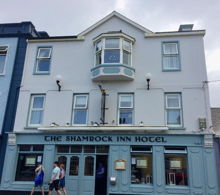 een gebouw met een klok erop bij Shamrock Inn Hotel in Lahinch