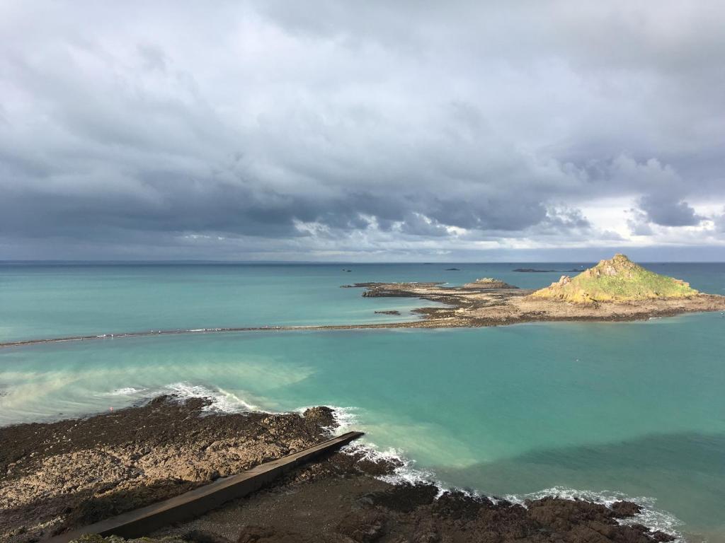 eine Insel mitten im Ozean in der Unterkunft Hotel Georges in Pléneuf-Val-André