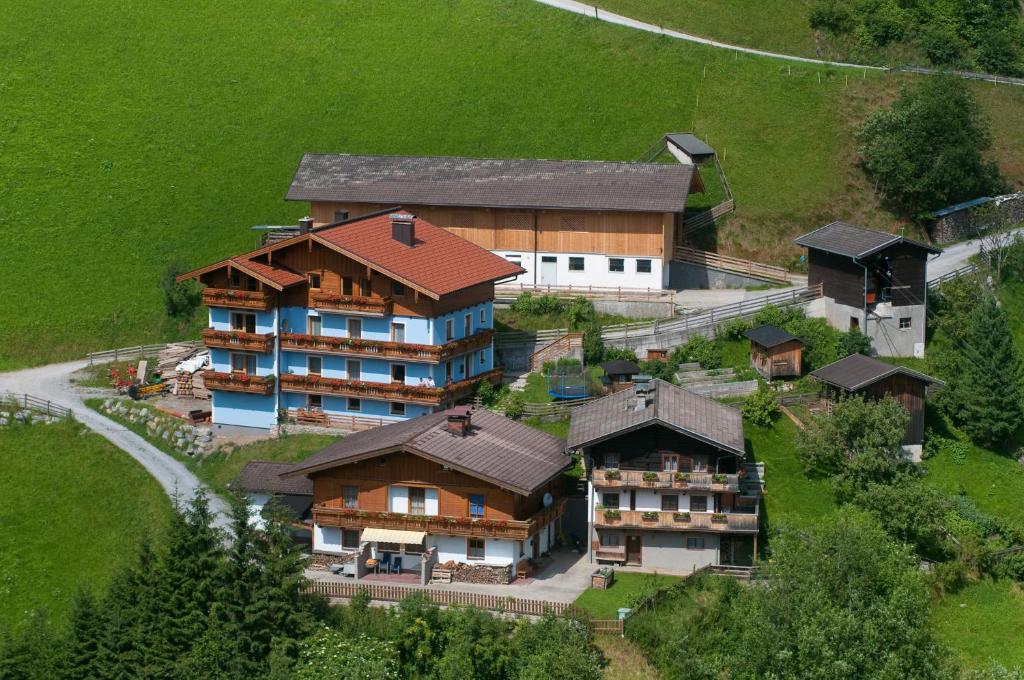 una vista aérea de una casa grande en un campo en Stallerhof en Hüttschlag
