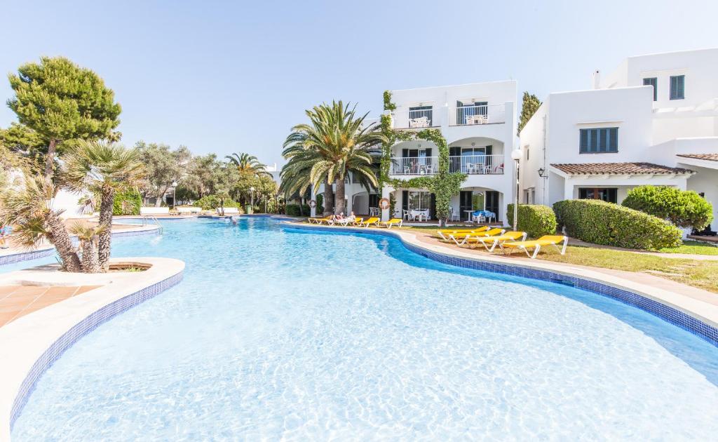 una piscina frente a una villa en BLUESEA Ses Cases d'Or, en Cala d´Or