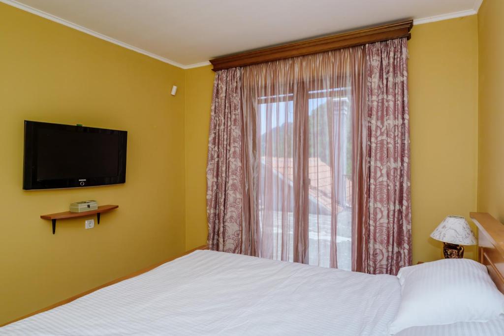 TV a/nebo společenská místnost v ubytování RUSTIC HOUSE LEKOVIĆ