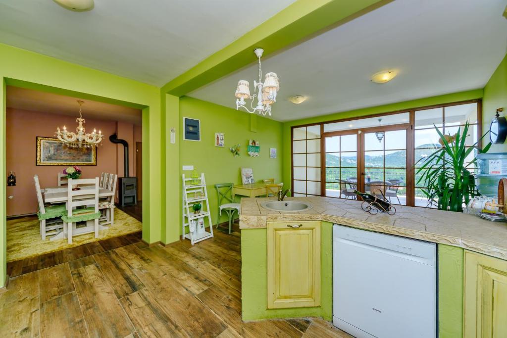 Kuchyň nebo kuchyňský kout v ubytování RUSTIC HOUSE LEKOVIĆ
