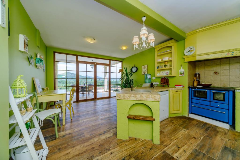 Kuchyň nebo kuchyňský kout v ubytování RUSTIC HOUSE LEKOVIĆ