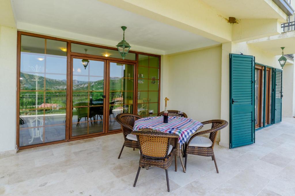 Balkón nebo terasa v ubytování RUSTIC HOUSE LEKOVIĆ