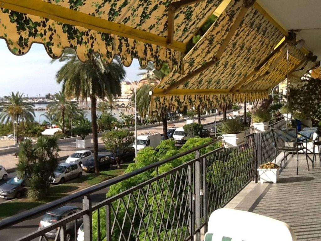 マントンにあるMenton smartworking and relax on the beach, seaviewの通りの景色を望むレストランのバルコニー