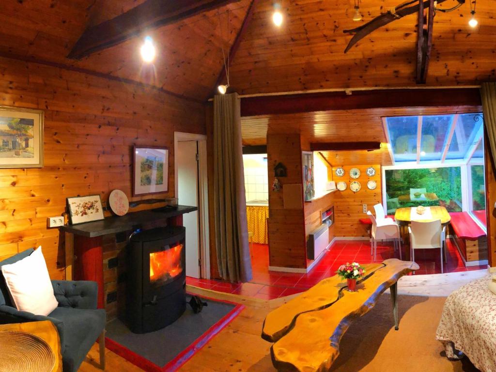 Posezení v ubytování Chalet in Sougné near Forest & Heated Pool