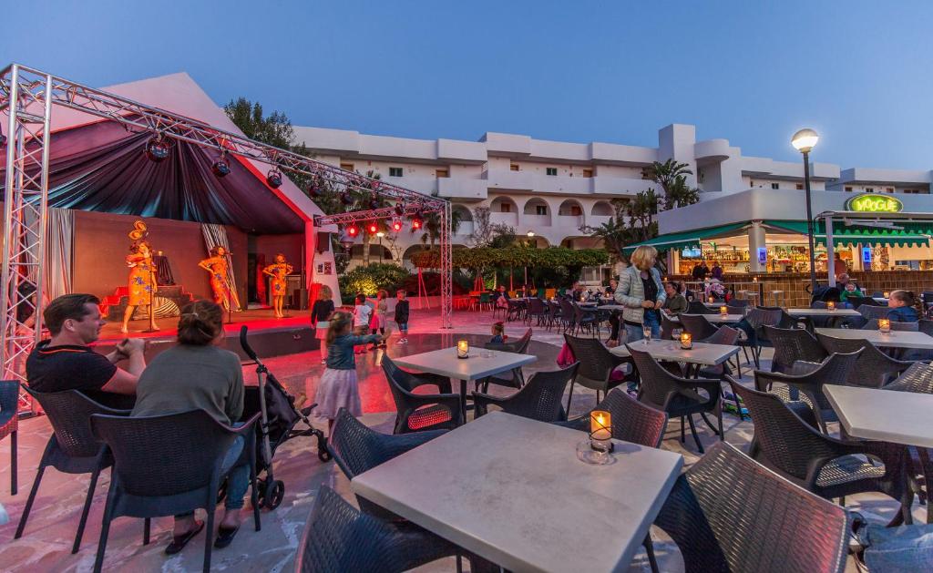 A restaurant or other place to eat at BLUESEA Ses Cases d'Or