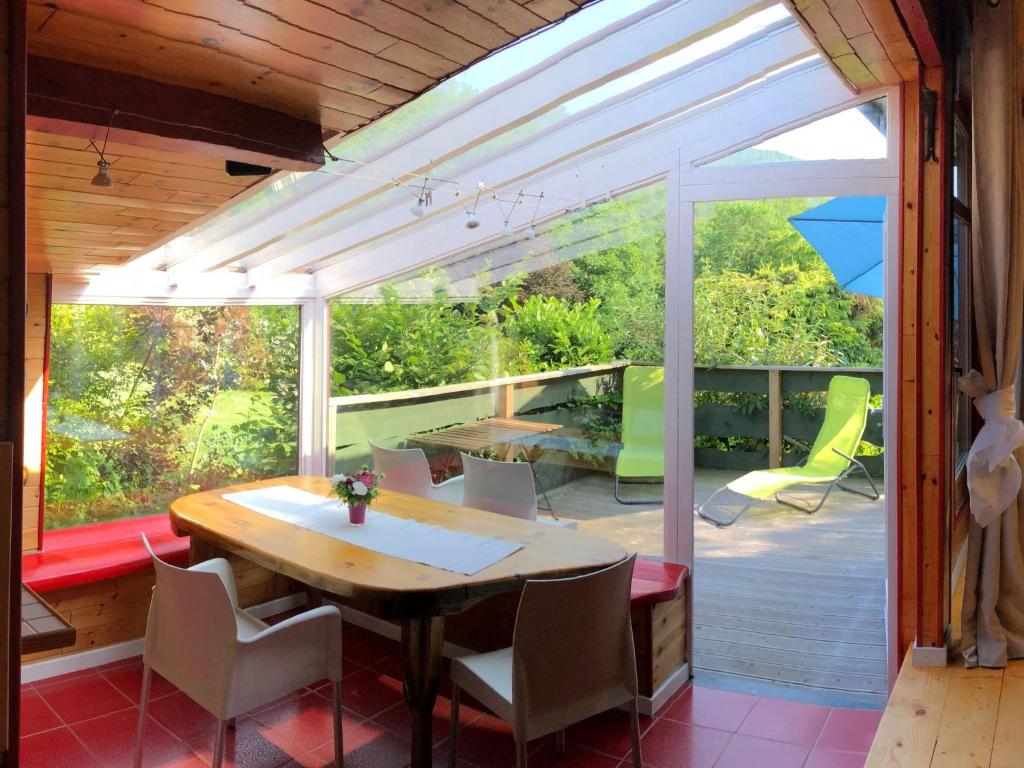 Zahrada ubytování Chalet in Sougné near Forest & Heated Pool