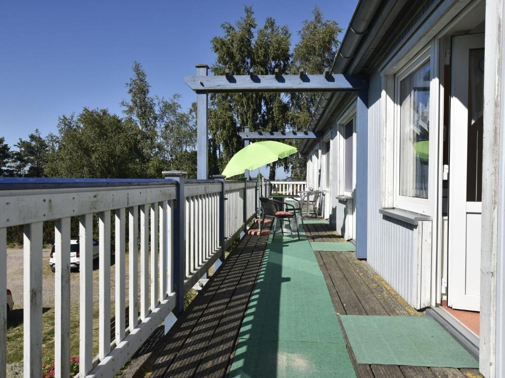 レリクにあるSimplistic Apartment in Rerik Germany with Gardenの建物内のバルコニー(緑の傘付)