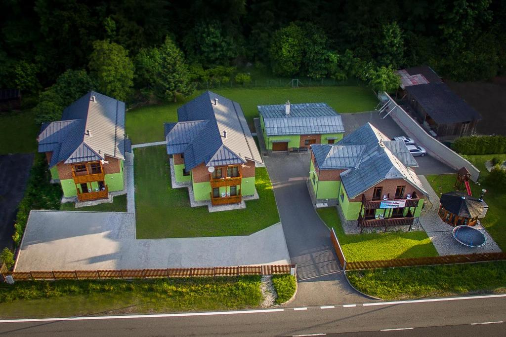 una vista aérea de una casa con en S4 Resort Kouty, en Loučná nad Desnou