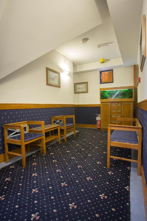 TV a/nebo společenská místnost v ubytování Garni Hotel Zenit