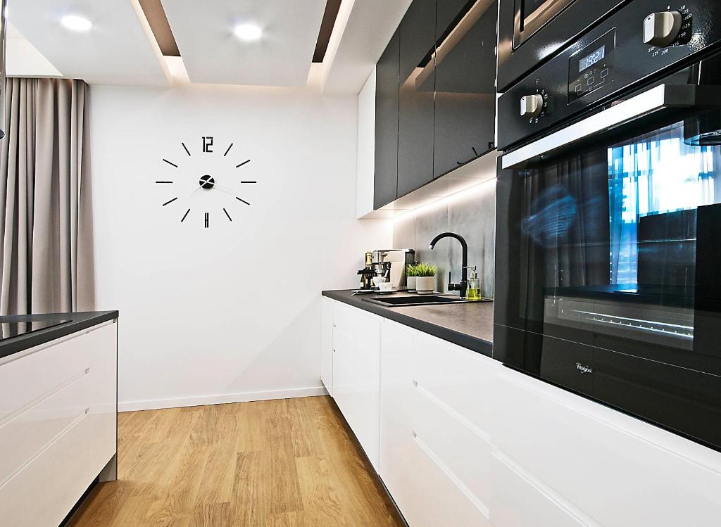 Kuchyňa alebo kuchynka v ubytovaní IRS ROYAL APARTMENTS Apartamenty IRS Neptun Park
