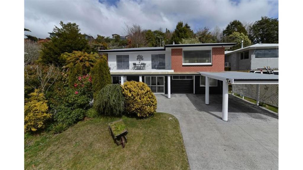 ein Haus mit einer Tischtennisplatte im Hof in der Unterkunft Hillside Heaven quiet and comfortable in Rotorua