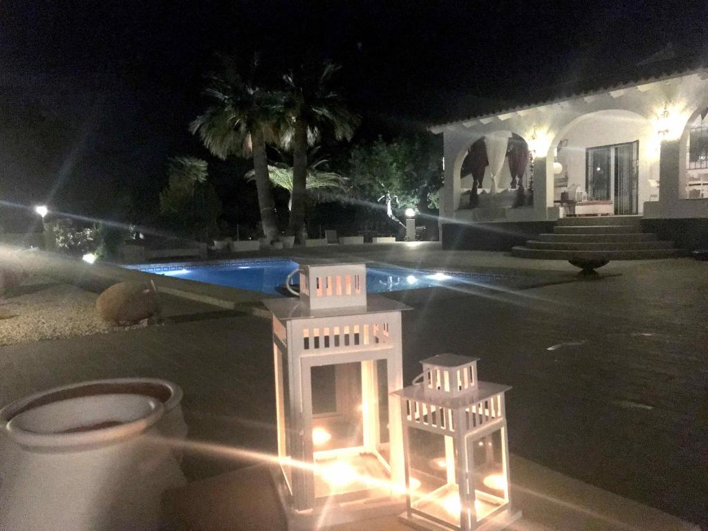 un inodoro iluminado frente a una casa por la noche en elparaiso-altea Apartment "Sylvia" ADULTS ONLY Bed & Borrel, en Altea