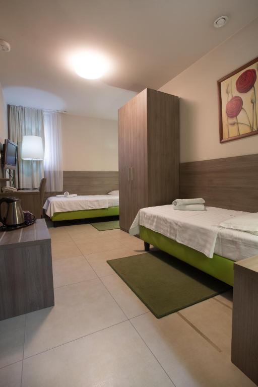 Postel nebo postele na pokoji v ubytování Garni Hotel Zenit