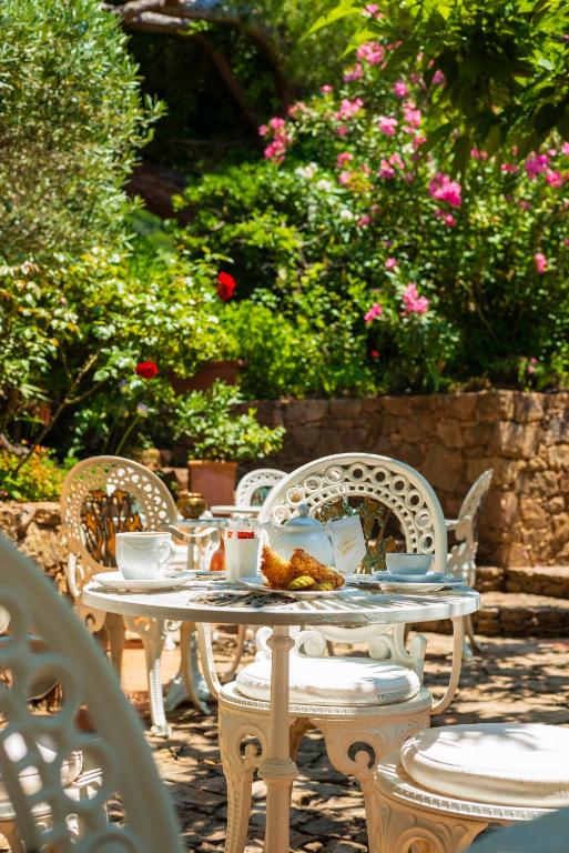 a table with a bird sitting on top at Hotel Le Maquis in Porticcio