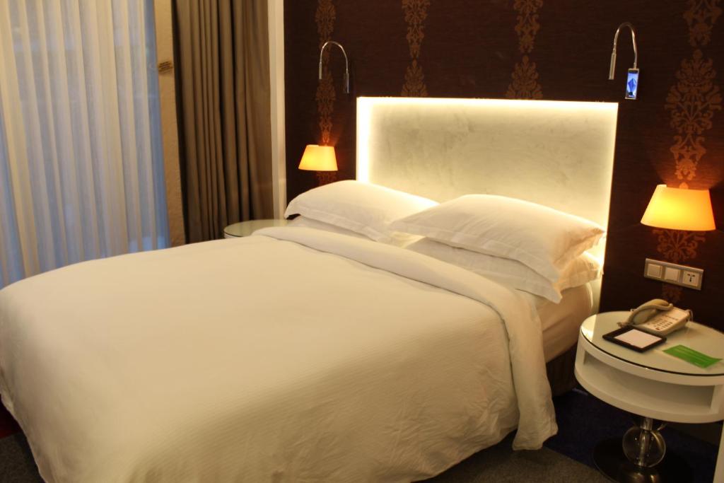 
سرير أو أسرّة في غرفة في بورغو أرجان باي روتانا اسطنبول آسيا
