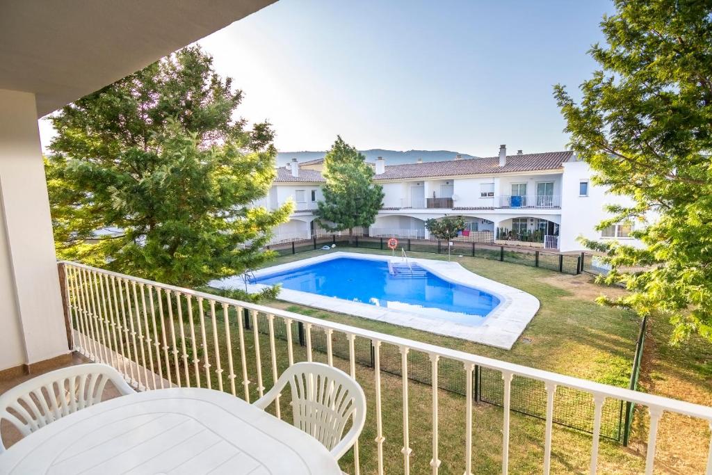 d'un balcon avec vue sur la piscine. dans l'établissement Apartamentos Turísticos Zahazar, à Zahara de los Atunes